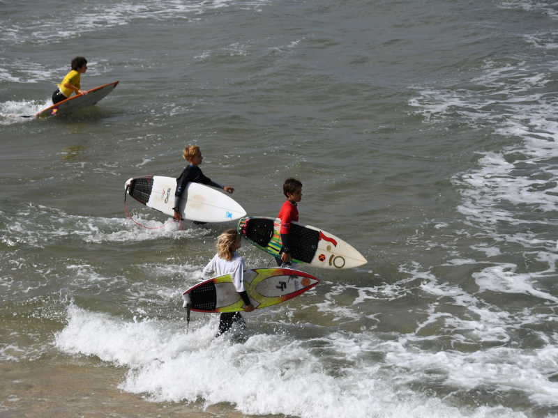 Atletas da ASV conquistam prata e bronze no Circuito Regional de Surf Norte 2025